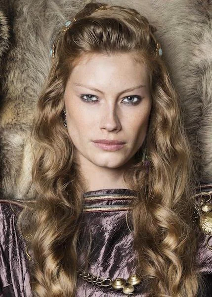 Aslaug in royal dress