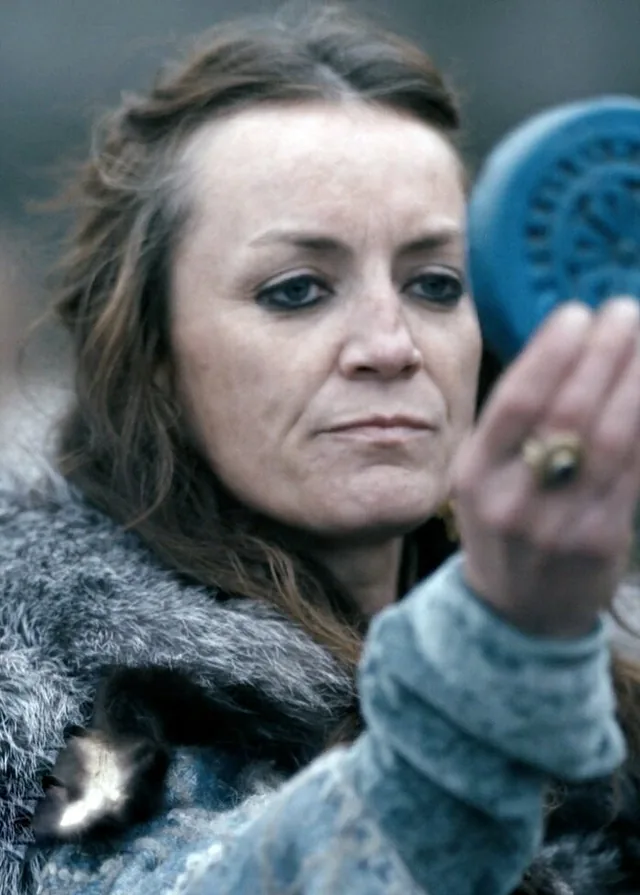 Fiona McGeown as Earl 1 in Vikings