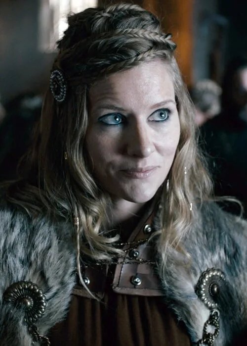Amy De Bhrún as Jarl Hrolf in Vikings
